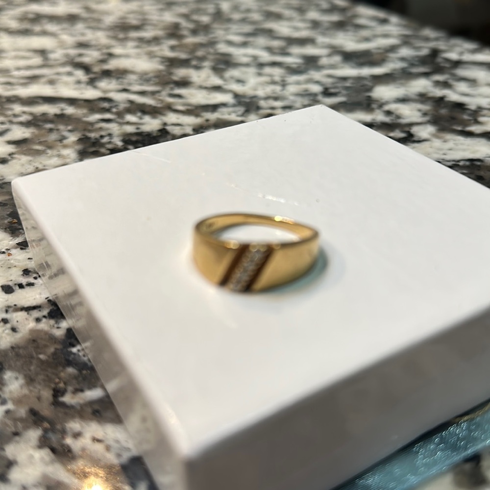 Men’s gold wedding band
